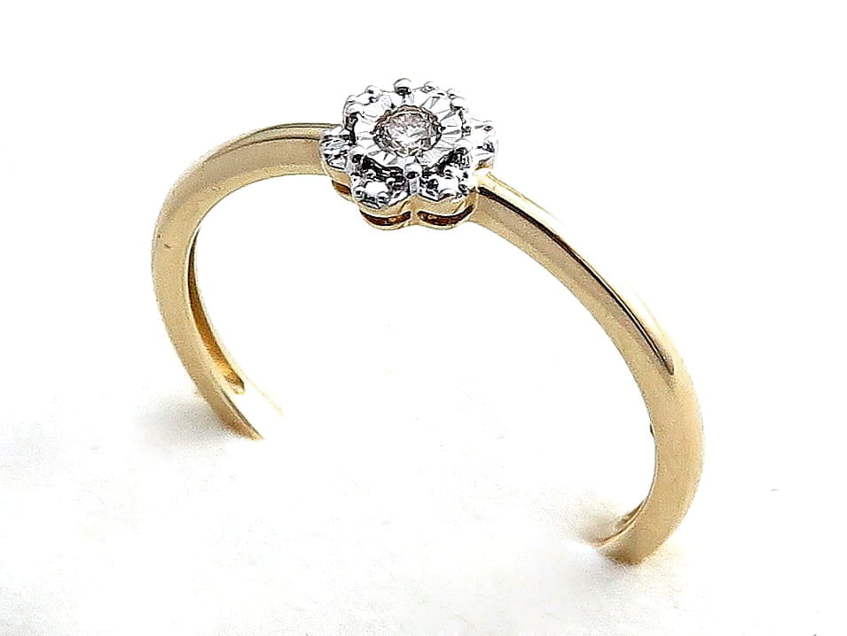 Pierścionek z diamentem