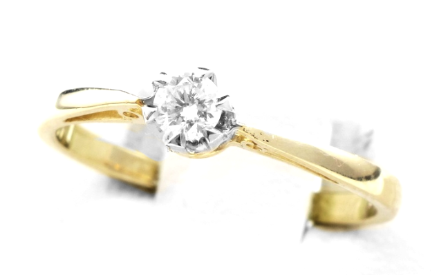  Pierścionek z brylantem