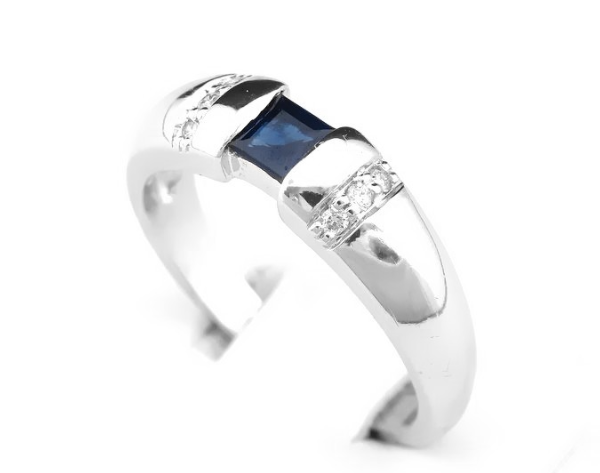 Pierścionek z brylantami i szafirem
