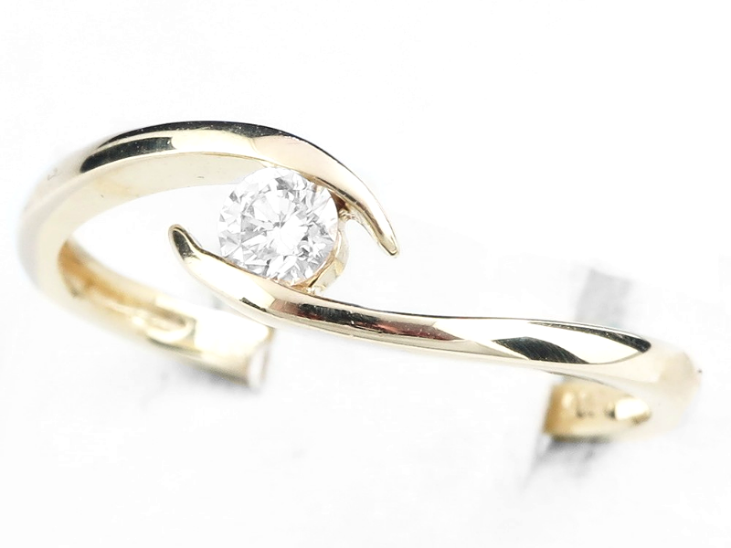 Złoty pierścionek z diamentem