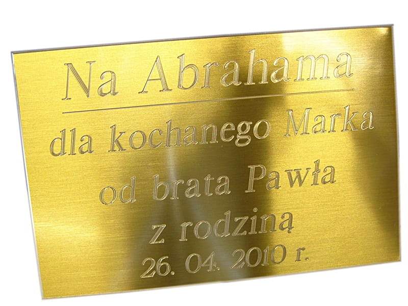 Mosiężna tabliczka z grawerowaną dedykacją 