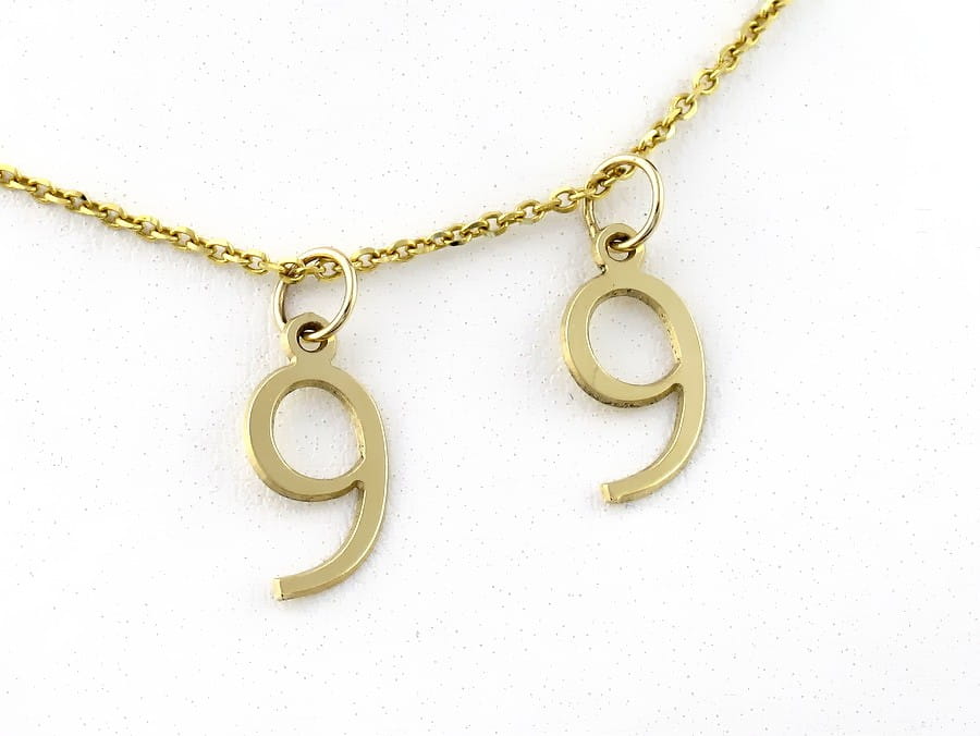 Złota zawieszka cyferka