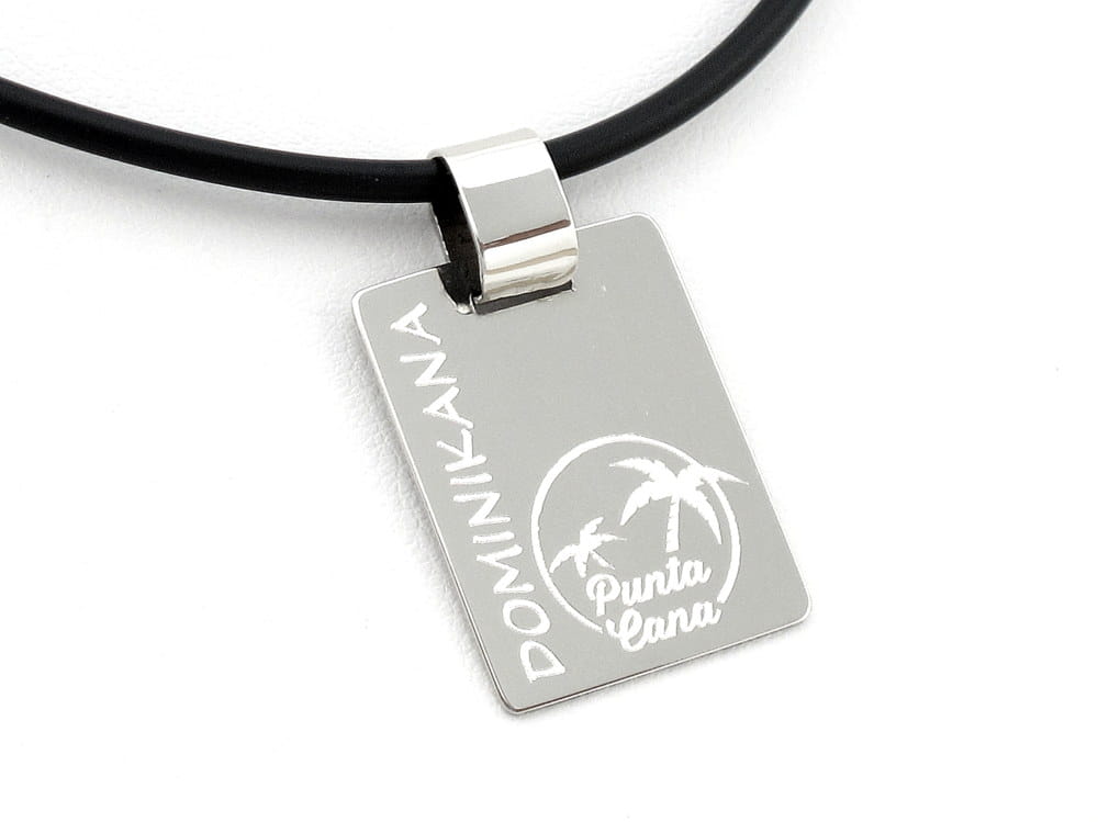 masywny biały nieśmiertelnik z grawerunkiem