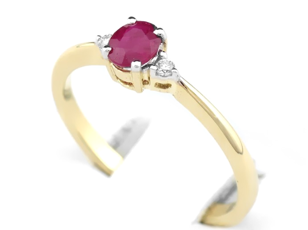 Pierścionek z brylantami i rubinem