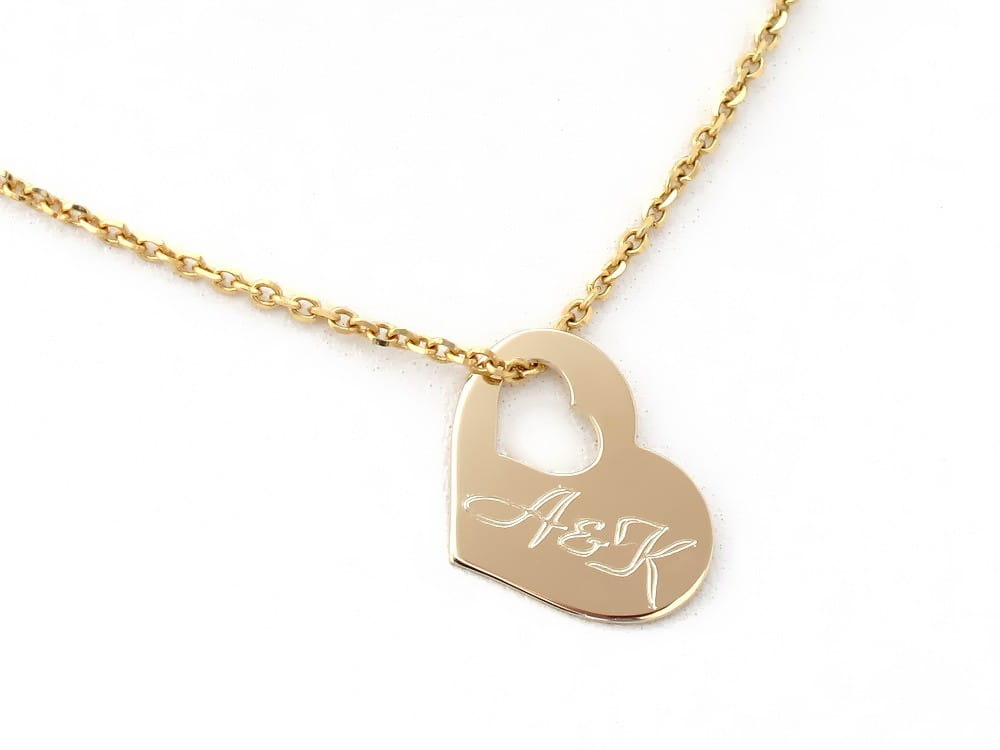 złota zawieszka z małym serduszkiem