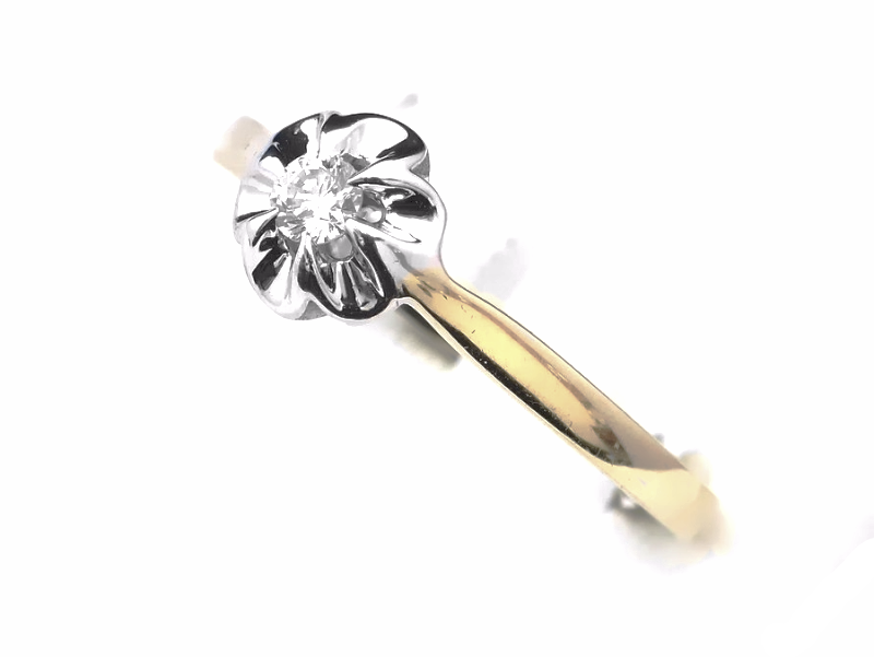 Pierścionek z brylantem