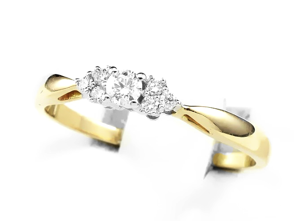 Pierścionek z diamentem