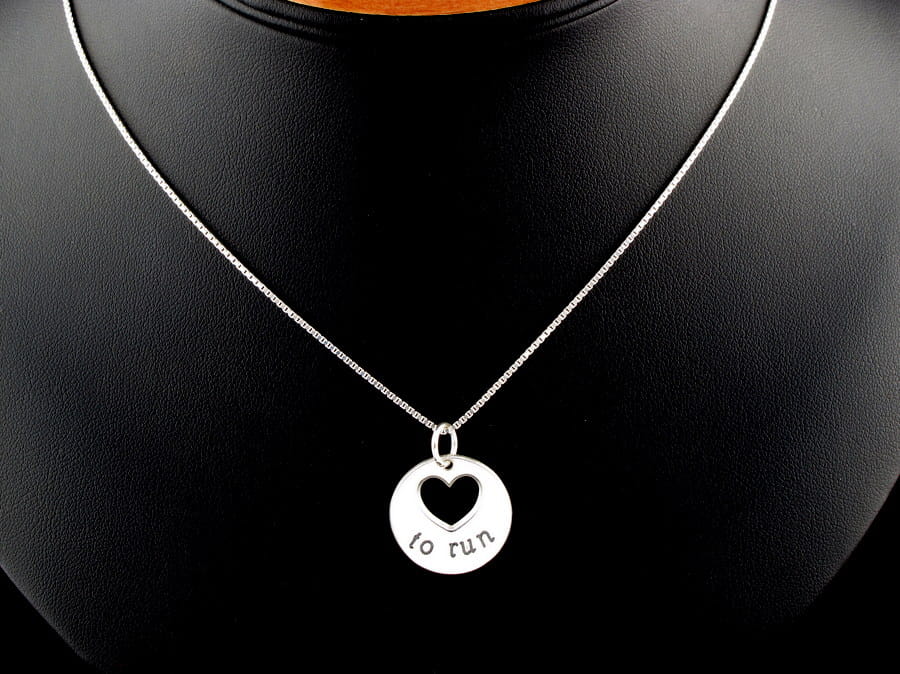 Srebrna zawieszka z wyciętym małym serduszkiem