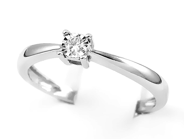 Pierścionek z diamentem