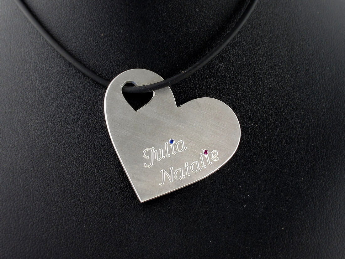 Srebrna zawieszka z  wyciętym serduszkiem